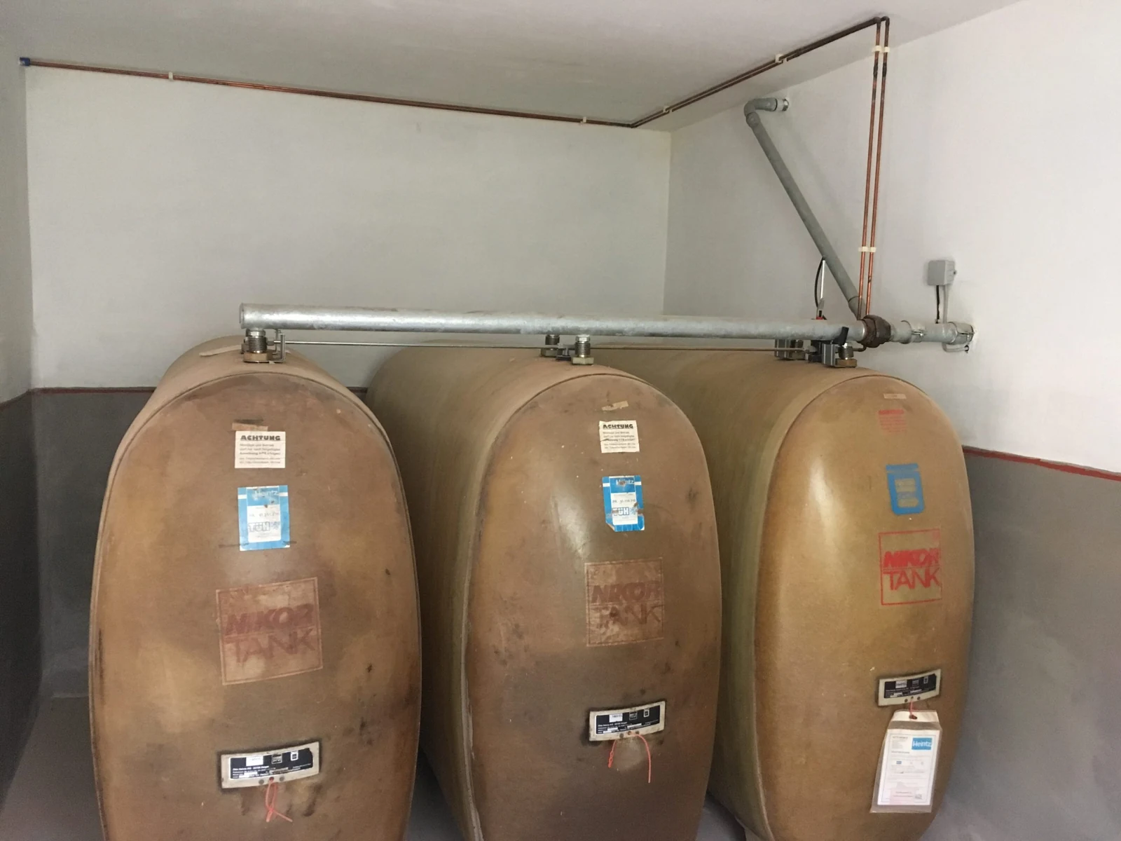 Alte GFK-Heizöltanks mit ovaler Stirnseite im Keller